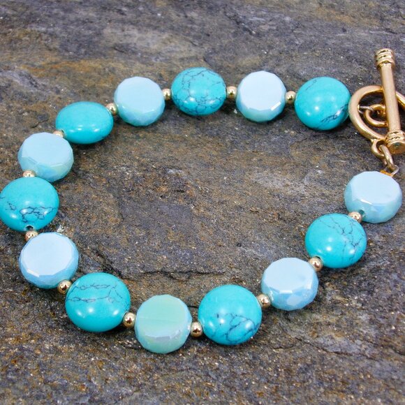 Turquoise color bracelet with turquoise stones, glass beads and small gold beads - Picture 11 of 12